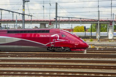 Bruges, Belçika - 10 Mayıs: 10 Mayıs 2015'te Brüksel-Bruges hattında kırmızı hızlı tren.
