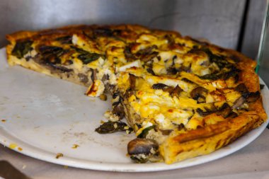 Mantar (champignons) ve peynir ile ev yapımı Fransız quiche pasta 