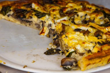 Mantar (champignons) ve peynir ile ev yapımı Fransız quiche pasta 