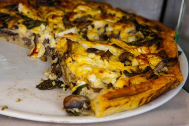 Mantar (champignons) ve peynir ile ev yapımı Fransız quiche pasta 