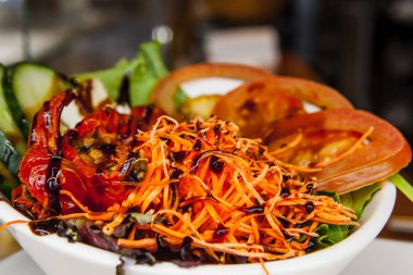 belçika pazarında salata