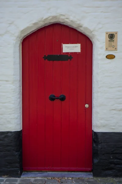 Puerta Entrada Roja Frente Casa Brujas Bélgica —  Fotos de Stock