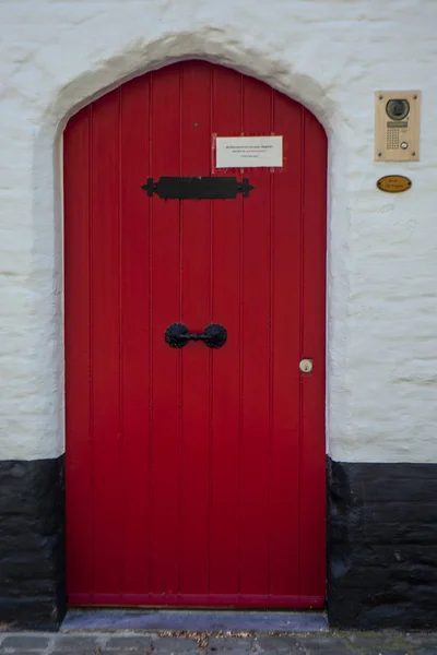 Puerta Entrada Roja Frente Casa Brujas Bélgica —  Fotos de Stock