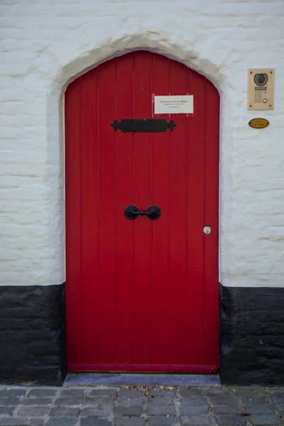 Puerta Entrada Roja Frente Casa Brujas Bélgica —  Fotos de Stock