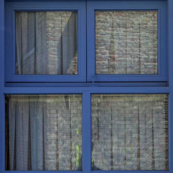 Ventana Azul Con Obturador Fachada —  Fotos de Stock