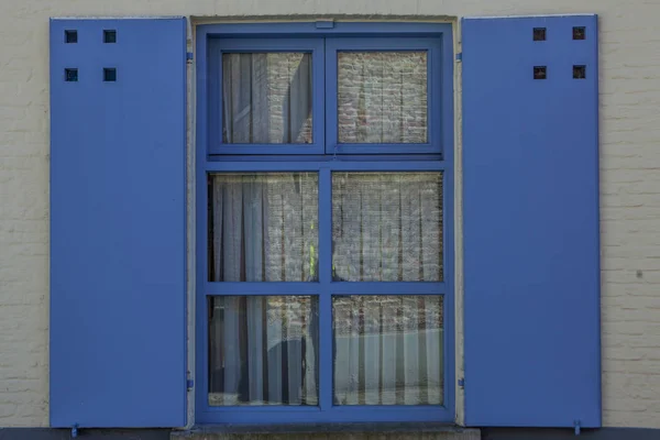 Niebieskie Okno Migawką Facade — Zdjęcie stockowe