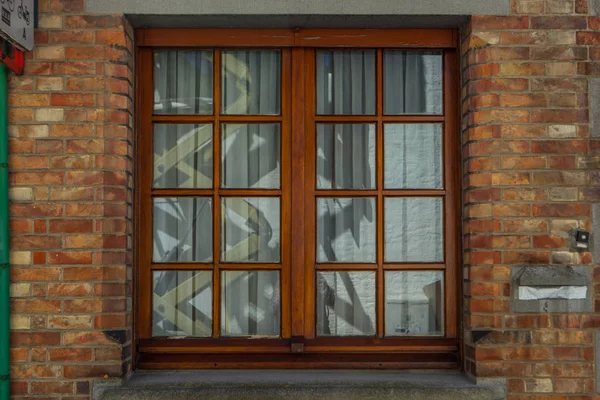 Braunes Holzfenster Ziegelmauer — Stockfoto
