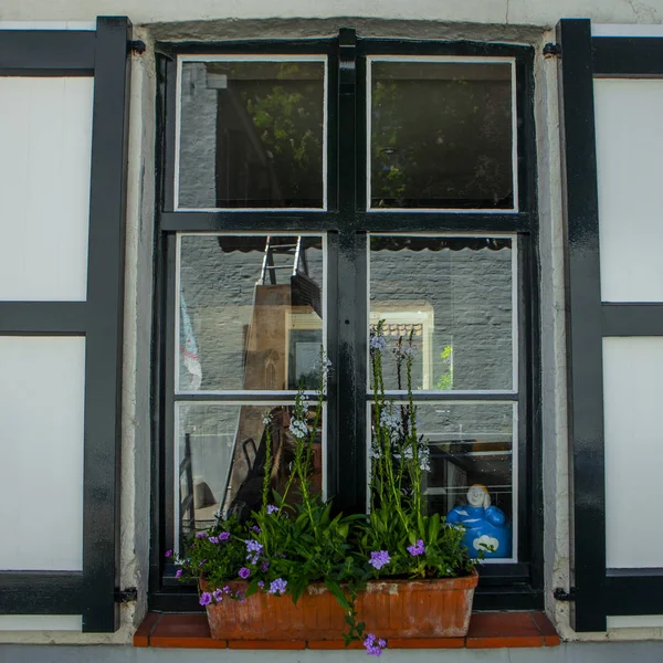 Typische Gebäudefassade Aus Brüchen Ziegeln Und Bunten Tür Und Fensterrahmen — Stockfoto