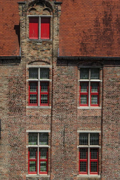 Fachada Casa Tijolo Vermelho Com Janelas Bruges Bélgica — Fotografia de Stock