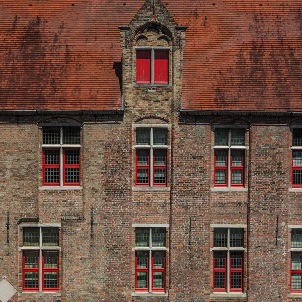 红砖房子门面与 Windows 在比利时的布鲁日 — 图库照片