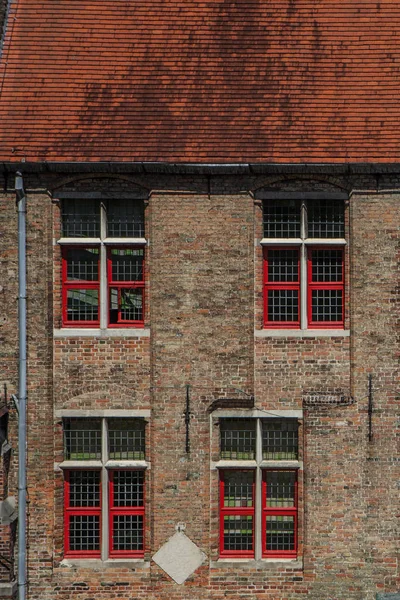 Punainen Tiilitalo Julkisivu Ikkunoilla Bruggessa Belgia — kuvapankkivalokuva