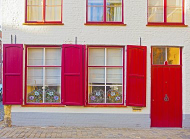 Brugge'un evleri, kırmızı pencereler ve kapılar. Belçika