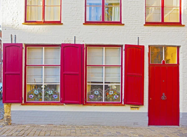 Házak Brugge Piros Ablakok Ajtók Belgium — Stock Fotó