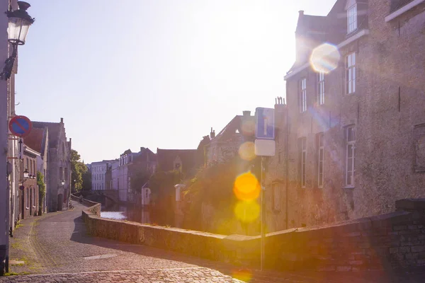 Улицы Брюгге Красочными Домами Отражающимися Реке Бельгия — стоковое фото