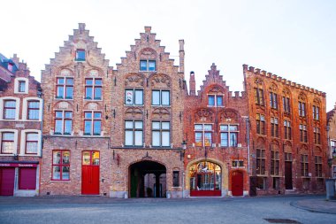 Truges, Flanders, Belçika-21 Mayıs 2015. Onun Ortaçağ tarzı cepheler, Belçika ile Belçika Bruges sokaklarında