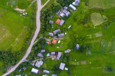 Ormanlar, çayırlar ve drone, Ukrayna ile alınan Karpat Dağları tepelerinde