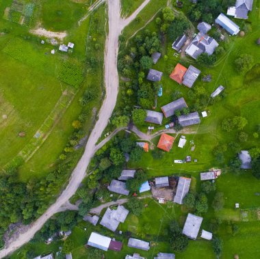 Ormanlar, çayırlar ve drone, Ukrayna ile alınan Karpat Dağları tepelerinde
