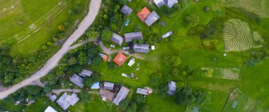 Ormanlar, çayırlar ve drone, Ukrayna ile alınan Karpat Dağları tepelerinde