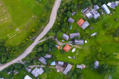 Ormanlar, çayırlar ve drone, Ukrayna ile alınan Karpat Dağları tepelerinde