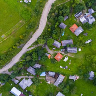 Ormanlar, çayırlar ve drone, Ukrayna ile alınan Karpat Dağları tepelerinde