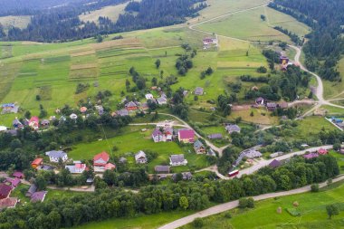 Ormanlar, çayırlar ve drone, Ukrayna ile alınan Karpat Dağları tepelerinde