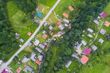 Ormanlar, çayırlar ve drone, Ukrayna ile alınan Karpat Dağları tepelerinde