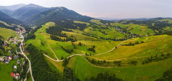 งหญ าและเน นเขาของภ เขา Carpathian ายด วยโดรน เครน — ภาพถ่ายสต็อก