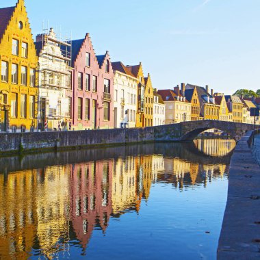Brugge sokaklarında nehre Belçika yansıtan renkli evleriyle