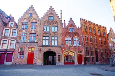 Truges, Flanders, Belçika-21 Mayıs 2015. Onun Ortaçağ tarzı cepheler, Belçika ile Belçika Bruges sokaklarında