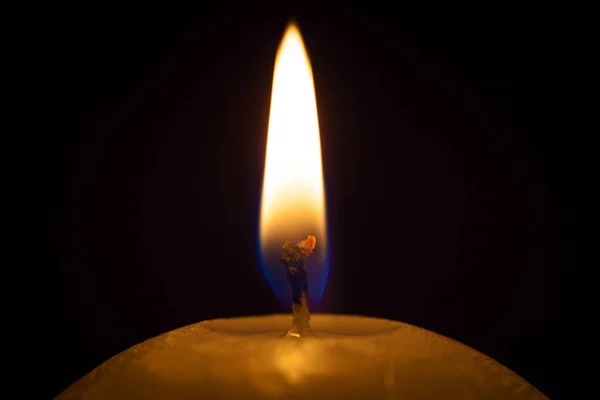 Kerze isoliert auf schwarzem Hintergrund — Stockfoto