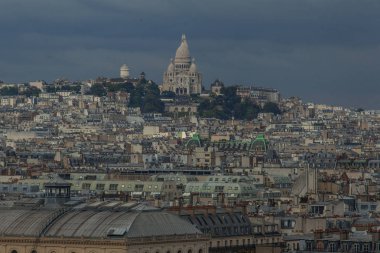 Paris'in kuzey kesiminin üst kısmı Katedrali Notre-Dame de Paris kulesinden Montmartre tepe bulutlar ile bir gökyüzüne karşı arka plan üzerinde 