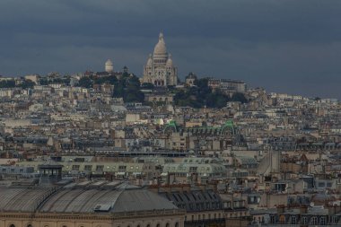Paris'in kuzey kesiminin üst kısmı Katedrali Notre-Dame de Paris kulesinden Montmartre tepe bulutlar ile bir gökyüzüne karşı arka plan üzerinde 