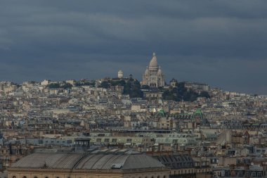 Paris'in kuzey kesiminin üst kısmı Katedrali Notre-Dame de Paris kulesinden Montmartre tepe bulutlar ile bir gökyüzüne karşı arka plan üzerinde 