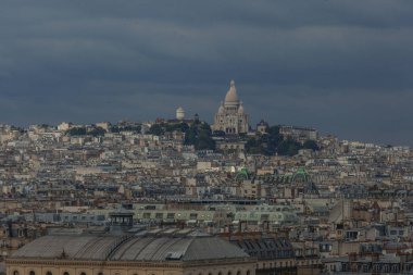 Paris'in kuzey kesiminin üst kısmı Katedrali Notre-Dame de Paris kulesinden Montmartre tepe bulutlar ile bir gökyüzüne karşı arka plan üzerinde 