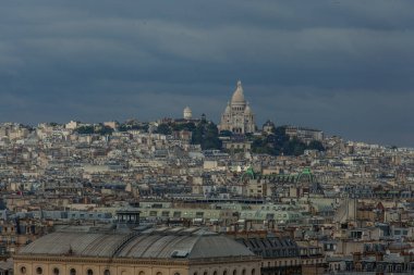 Paris'in kuzey kesiminin üst kısmı Katedrali Notre-Dame de Paris kulesinden Montmartre tepe bulutlar ile bir gökyüzüne karşı arka plan üzerinde 