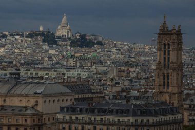 Paris'in kuzey kesiminin üst kısmı Katedrali Notre-Dame de Paris kulesinden Montmartre tepe bulutlar ile bir gökyüzüne karşı arka plan üzerinde 