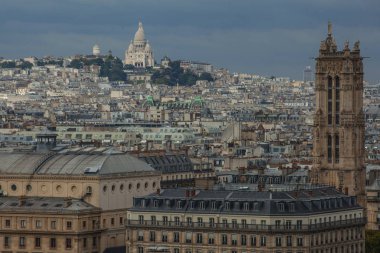 Paris'in kuzey kesiminin üst kısmı Katedrali Notre-Dame de Paris kulesinden Montmartre tepe bulutlar ile bir gökyüzüne karşı arka plan üzerinde 