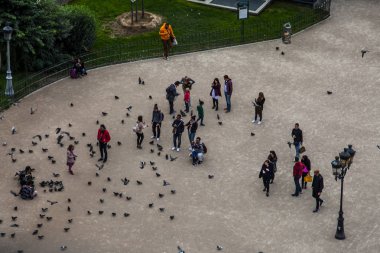 Paris, Fransa - 15 Ekim 2016: güvercinler ve Notre Dame de Paris önünde tanımlanamayan turistler. Dünyanın en büyük ve en tanınmış kilise binalar arasında