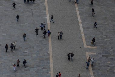 Paris, Fransa - 15 Ekim 2016: güvercinler ve Notre Dame de Paris önünde tanımlanamayan turistler. Dünyanın en büyük ve en tanınmış kilise binalar arasında
