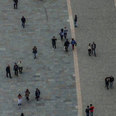 Paris, Fransa - 15 Ekim 2016: güvercinler ve Notre Dame de Paris önünde tanımlanamayan turistler. Dünyanın en büyük ve en tanınmış kilise binalar arasında