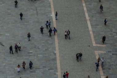 Paris, Fransa - 15 Ekim 2016: güvercinler ve Notre Dame de Paris önünde tanımlanamayan turistler. Dünyanın en büyük ve en tanınmış kilise binalar arasında