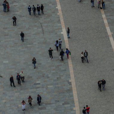 Paris, Fransa - 15 Ekim 2016: güvercinler ve Notre Dame de Paris önünde tanımlanamayan turistler. Dünyanın en büyük ve en tanınmış kilise binalar arasında