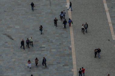 Paris, Fransa - 15 Ekim 2016: güvercinler ve Notre Dame de Paris önünde tanımlanamayan turistler. Dünyanın en büyük ve en tanınmış kilise binalar arasında