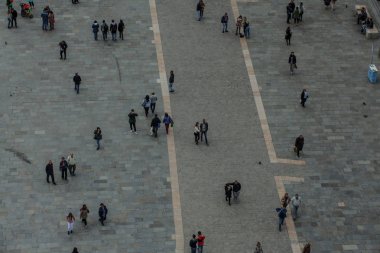Paris, Fransa - 15 Ekim 2016: güvercinler ve Notre Dame de Paris önünde tanımlanamayan turistler. Dünyanın en büyük ve en tanınmış kilise binalar arasında