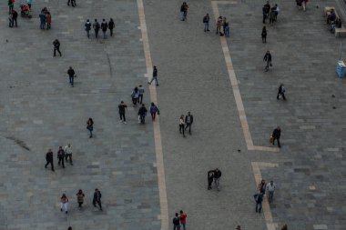 Paris, Fransa - 15 Ekim 2016: güvercinler ve Notre Dame de Paris önünde tanımlanamayan turistler. Dünyanın en büyük ve en tanınmış kilise binalar arasında