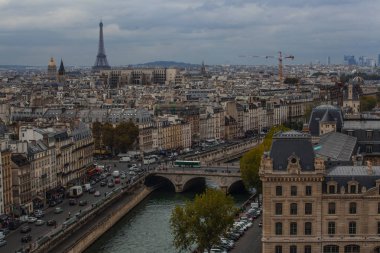 Notre Dame De Paris kulesinden Paris manzarası