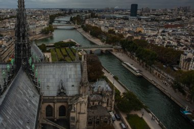 Notre Dame Katedrali kulesinden Paris tarihi merkezinin görünümü