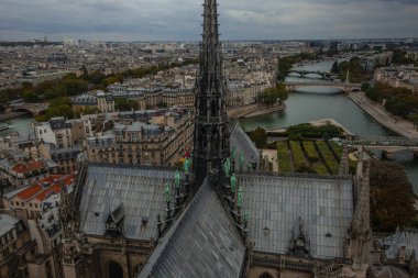 Notre Dame Katedrali kulesinden Paris tarihi merkezinin görünümü