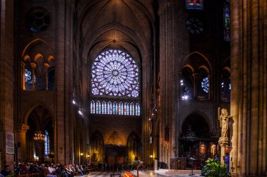 PARIS - 1 Ekim 2016 'da Notre Dame de Paris Katedrali İçişleri. Notre Dame inşaatı 1163 yılında başladı ve 1345 yılında tamamlandı..