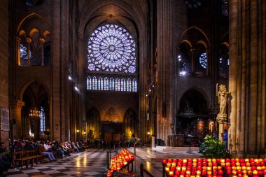 PARIS - 1 Ekim 2016 'da Notre Dame de Paris Katedrali İçişleri. Notre Dame inşaatı 1163 yılında başladı ve 1345 yılında tamamlandı..